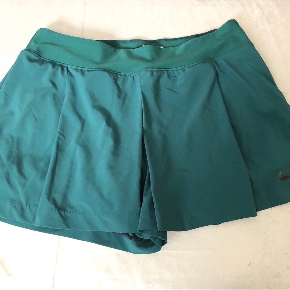 Nike L Skort Green Athletic Shorts